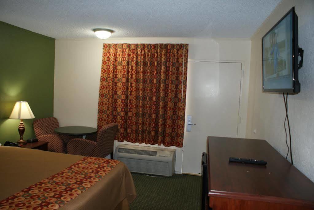 Americas Best Value Inn Fort Jackson Columbia Exterior photo